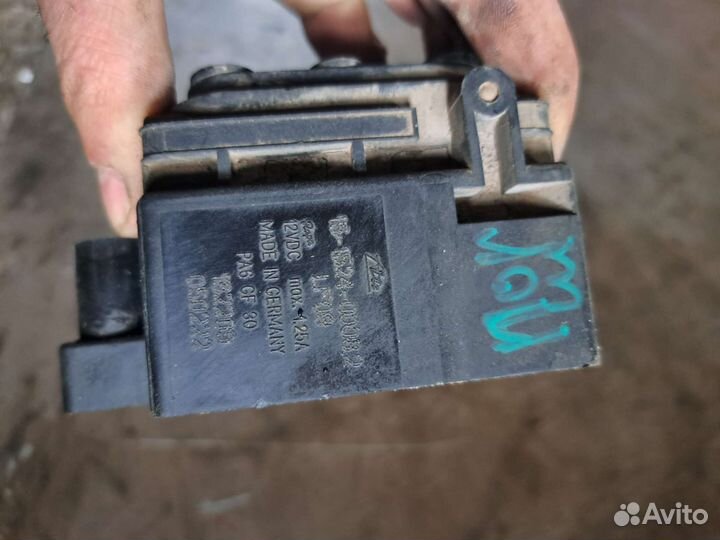 Блок клапанов пневмоподвески на Volkswagen Touareg