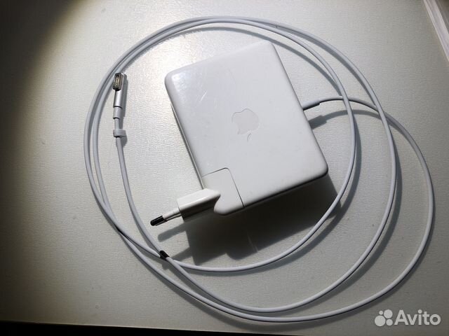 Макбук зарядка мигает. Зарядка от macbook. зарядка на macbook pro 14 m3 pro из комплекта.