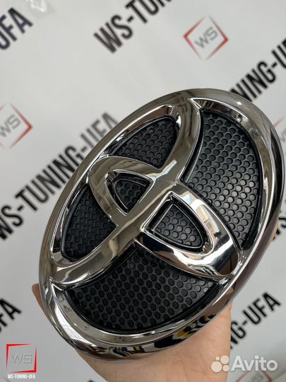 Эмблема на Toyota Land Cruiser W623