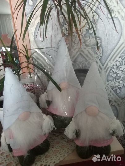 Скандинавские гномы в белом колпаке