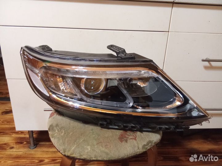 Фара правая киа соренто с 12 по 21 год 92102-2Р550