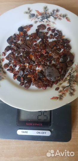 Серьги из янтаря и россыпь янтаря