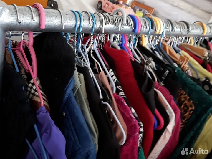 Вешалка напольная на колесиках