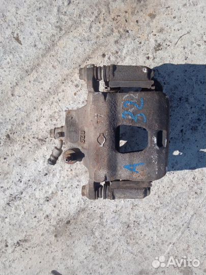 Суппорт тормозной передний правый Nissan Cefiro