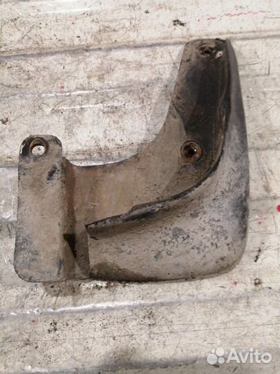 Брызговик передний правый Hyundai Elantra XD G4ED