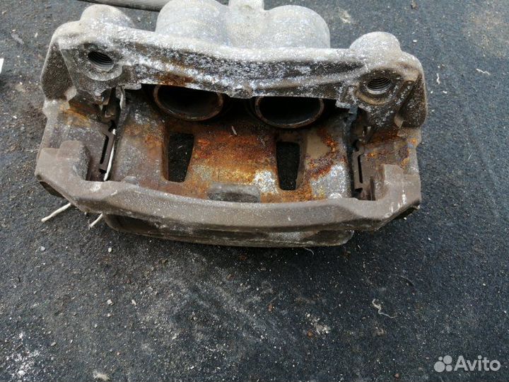 Суппорт передний левый Nissan Serena C25 MR20