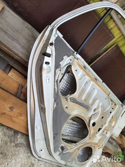 Задняя левая дверь тойота королла runx