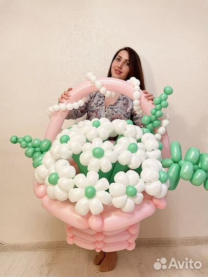 Большая корзинка ромашек из шаров