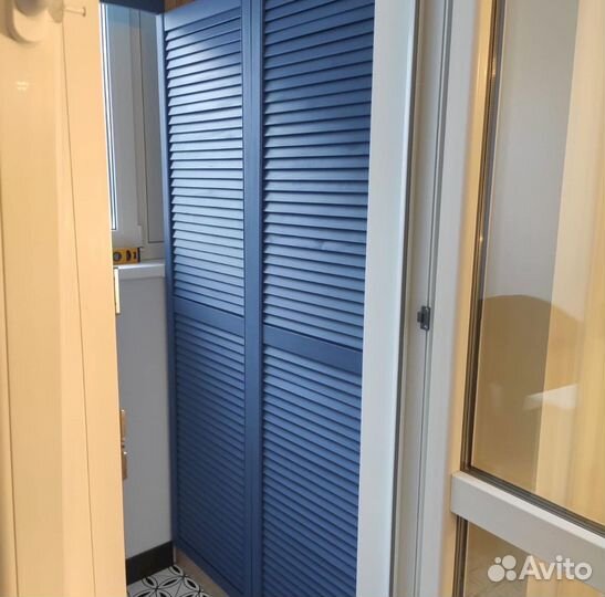 Шкаф с жалюзийными дверьми