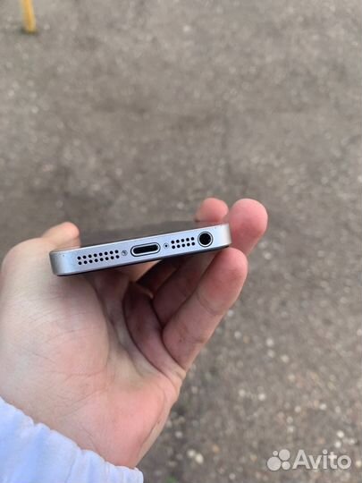 Телефон iPhone se 2016