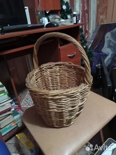 Корзина плетеная с ивняка новая этой весной плел