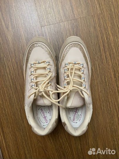 Кроссовки женские