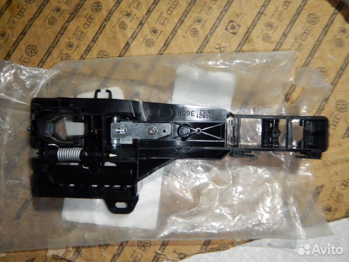 Кронштейн передний левый Renault Arkana