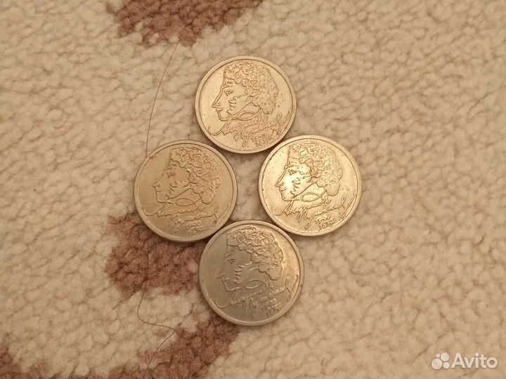 Юбилейные монеты много