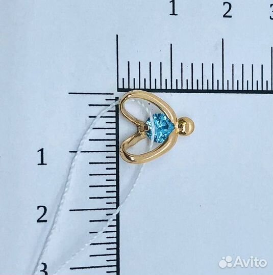 Золотая подвеска с камнем