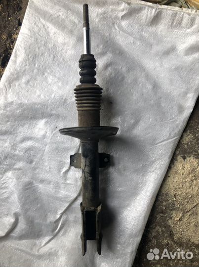 Амортизатор передний Renault Captur