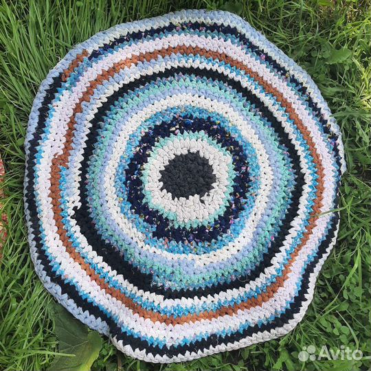 Круглый вязаный коврик