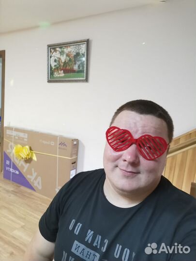 Ведущий диджей поющий с аппаратурой на праздник