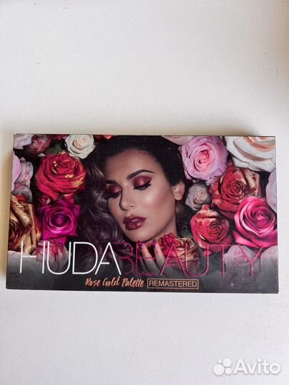 Палетка теней Huda beauty rose gold palette