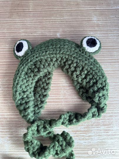 Вязаная шапка в форме лягушки