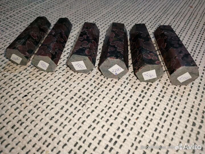 Гранат в нуумите кристаллы