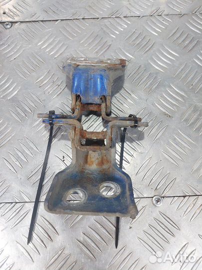 Петля двери передняя правая Renault Logan седан