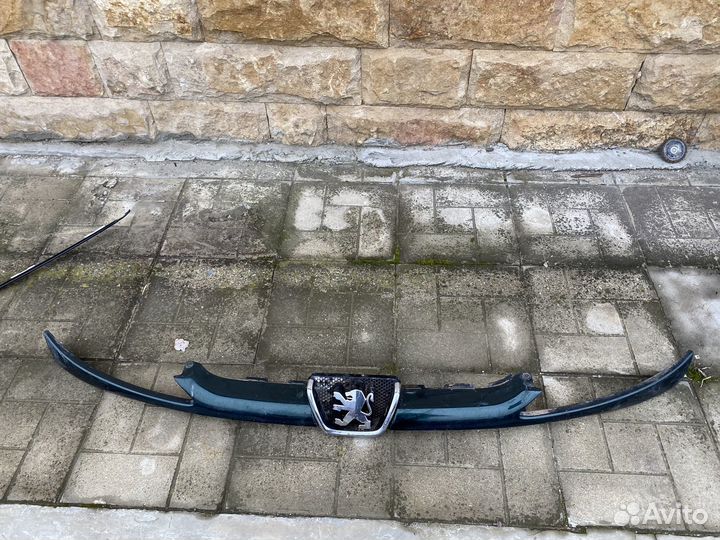 Решетка радиатора peugeot 206