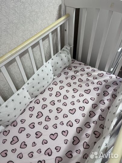 Кроватка белая с маятником