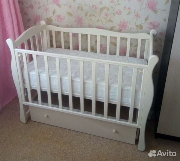 Детская кровать с маятником