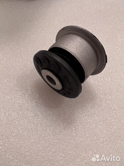 Сайлентблок рычага Volkswagen 7L0407077