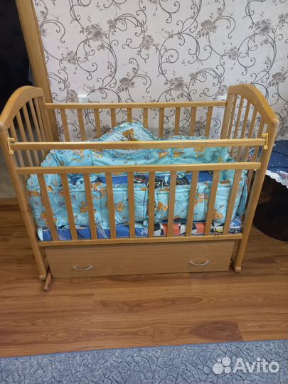 Детская кроватка с маятником и ящиком