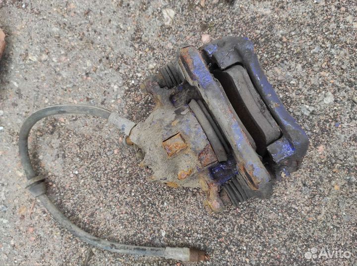 Суппорт передний правый левый volvo 440