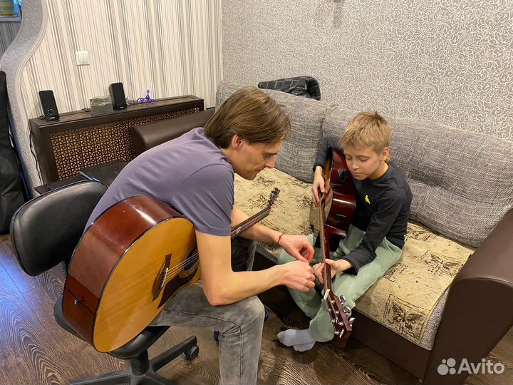 Репетитор по игре на гитаре