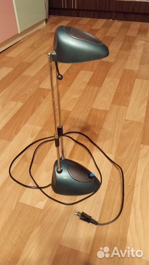 Продаю настольную лампу