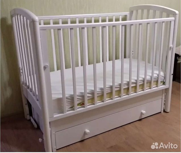 Детская кроватка с маятником