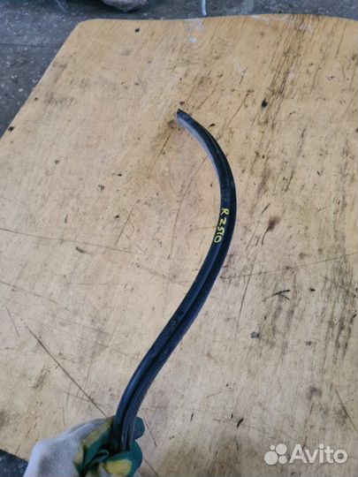 Уплотнитель кузова задний правый Nissan Murano Z51