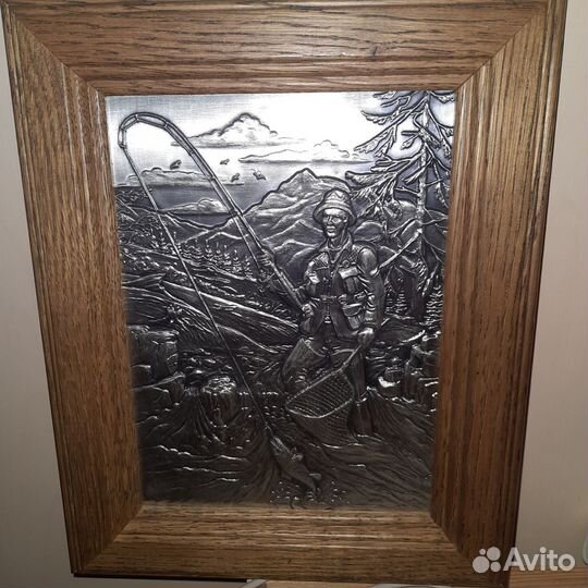 Картина в дубовой раме. Олово.Рыбак