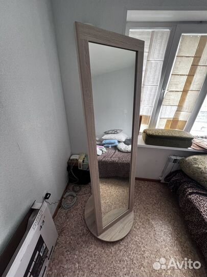 Зеркало напольное в деревянной раме крутится