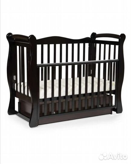 Детская кроватка с маятником и ящиком, с матрасом