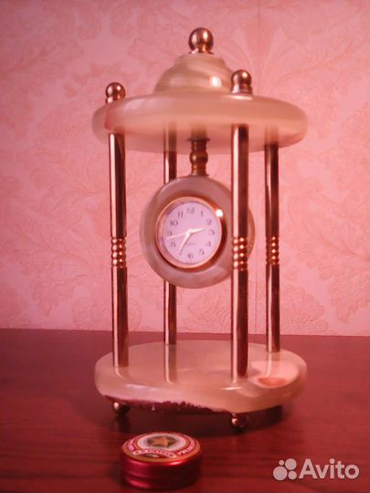 Часы из оникса