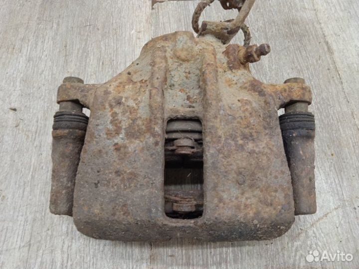 Суппорт передний левый Volkswagen Passat B3 1992