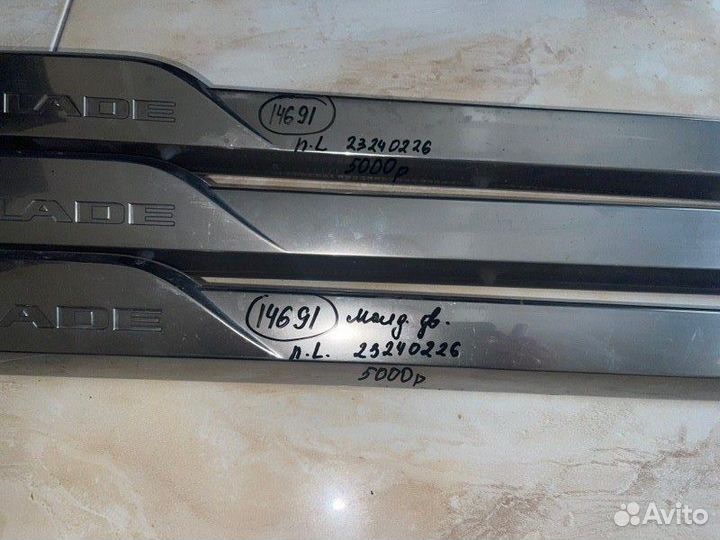 Накладка двери передняя левая Cadillac Escalade 4