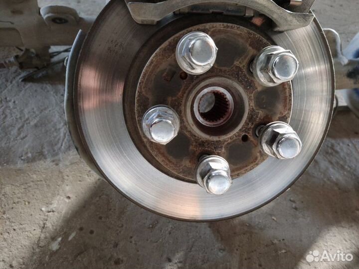 Кулак ступица диск передний левый Toyota Prius