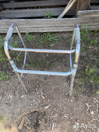 Ходунки регулирует высоту и ширину