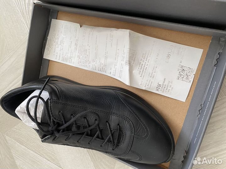 Кроссовки женские