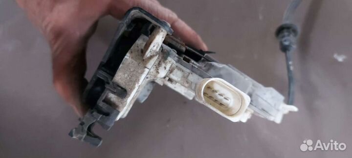 Замок двери задний левый на Volkswagen Passat B6