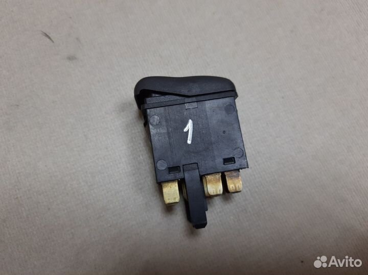 Кнопка аварийной сигнализации Volkswagen Polo 3