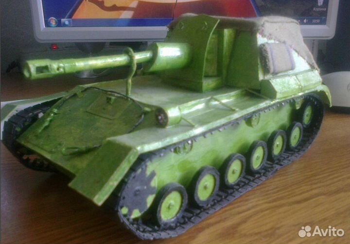 Модель старинного паровоза и Макет Су-76