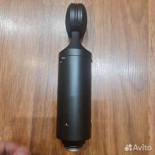 Конденсаторный студийный микрофон