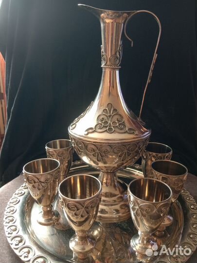 Графин с рюмками на подносе